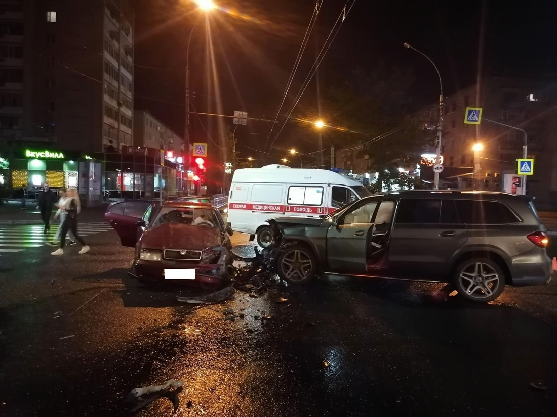 Три человека пострадали в ночной аварии в центре Вологды