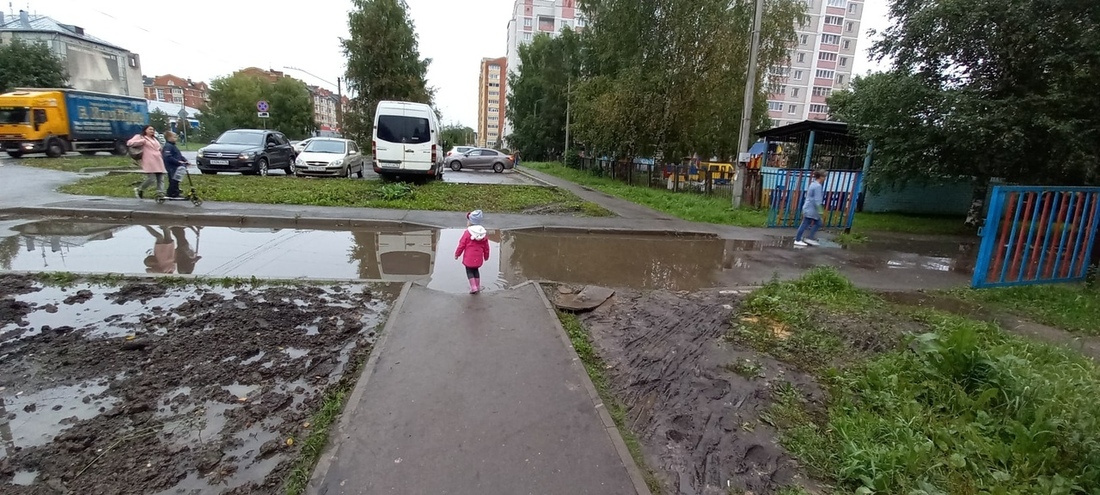 Жители Вологды недовольны огромной лужей возле детского сада