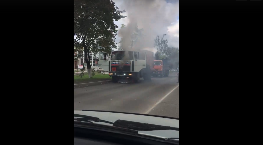 В Соколе на проезжей части загорелся мусоровоз