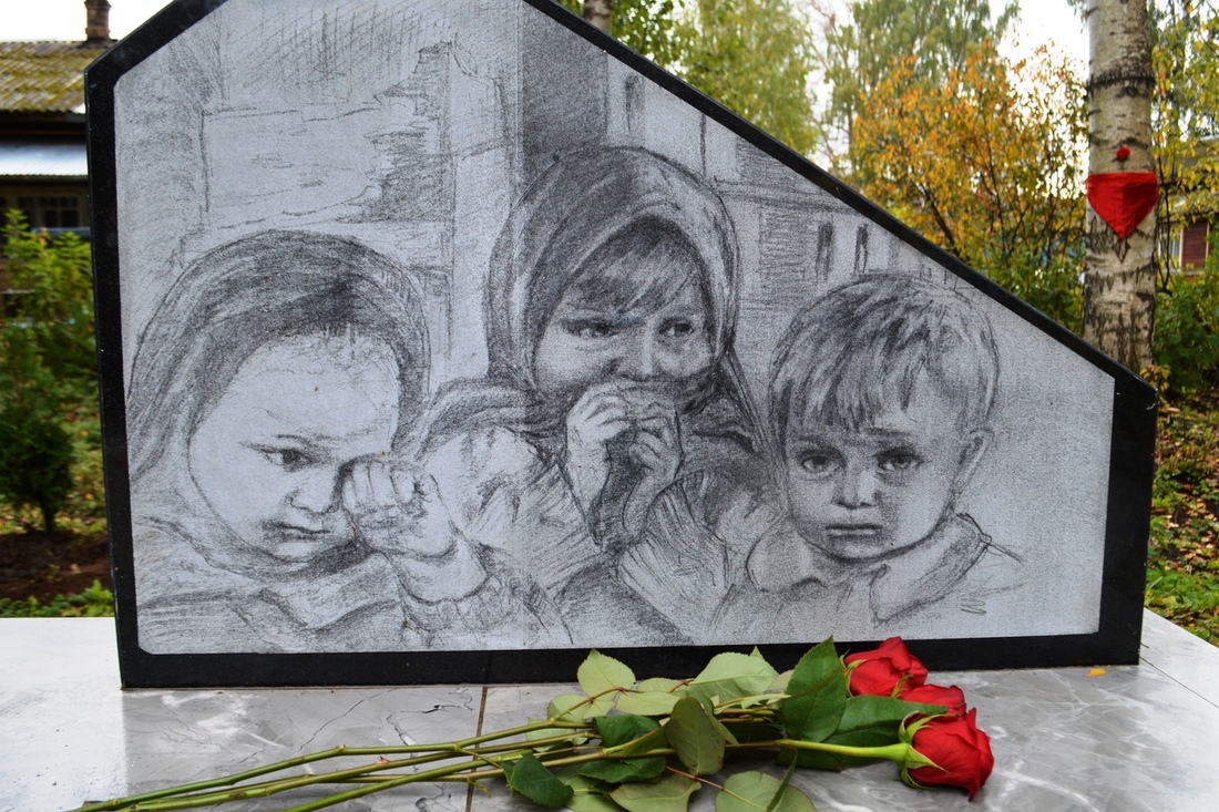 В Бабаево торжественно открыли памятник «Дети войны»