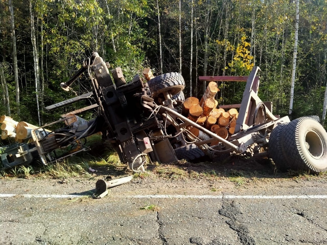 Лесовоз перевернулся Вологодской области.