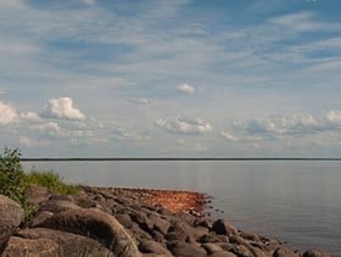 Перевёрнутую лодку с мотором обнаружили на Кубенском озере