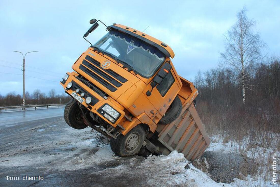 Карьерный самосвал снёс автобусную остановку под Череповцом