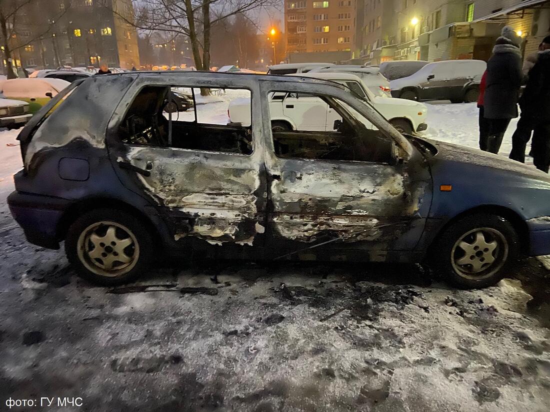 В Вологде из-за неисправной электропроводки сгорела иномарка
