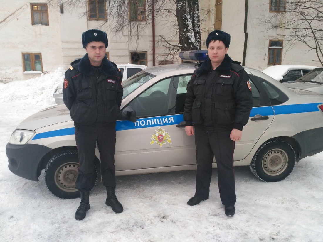 В Великом Устюге молодой человек, убегая от правоохранителей, прыгнул в полынью