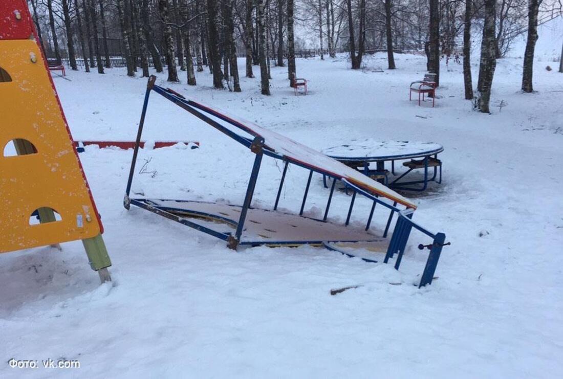 Вандалы разгромили детскую площадку в Белозерске