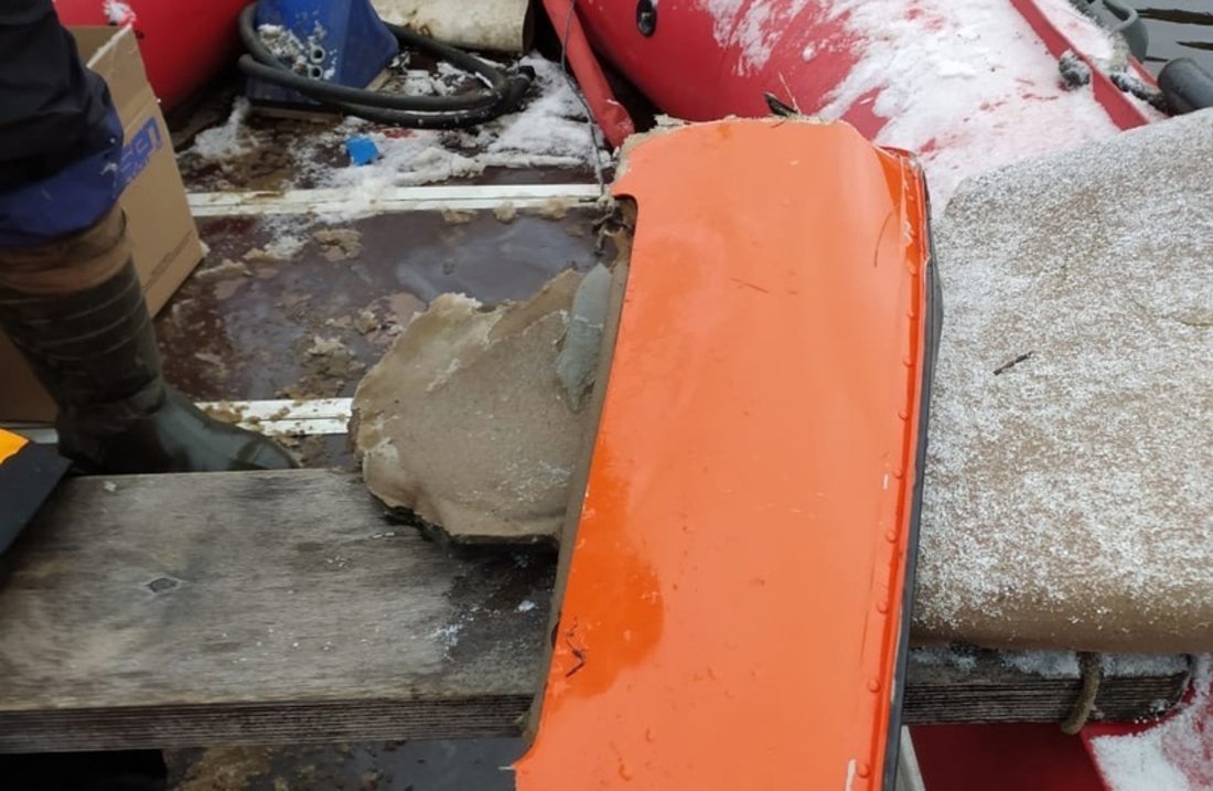 Спасатели начали извлекать первые фрагменты упавшего в Сухону вертолёта