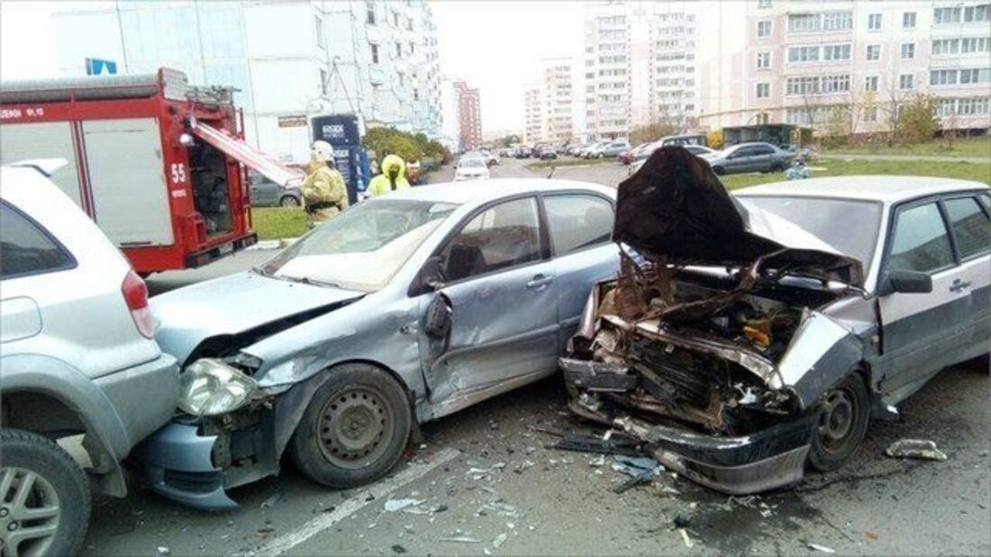 Дтп череповца. ДТП рав4 во дворе. ДТП Череповца вчера около поселка Маличкино авария.