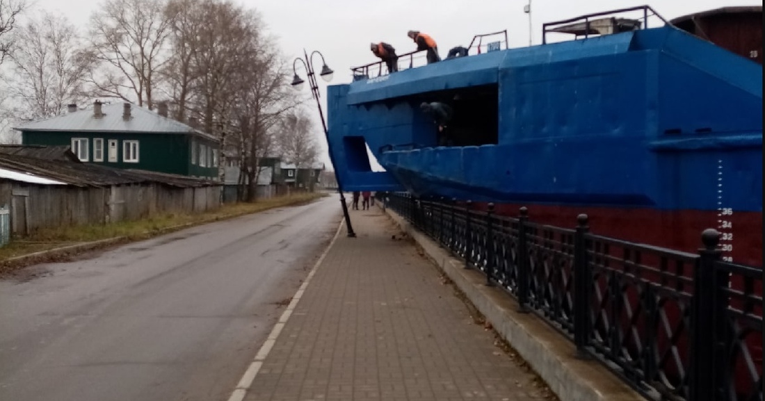 Буксир-толкач врезался в набережную в Белозерске