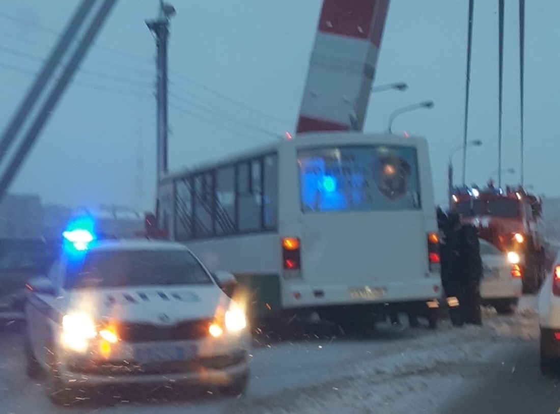 Пассажирский автобус врезался в отбойник на Октябрьском мосту в Череповце