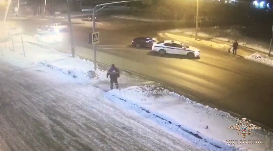 Череповецкие сотрудники ДПС спасли пешеходов от наезда лихача
