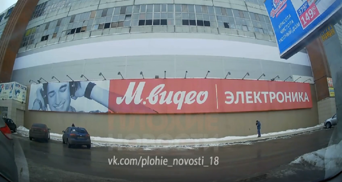 Житель Вологды едва не угодил под упавший с многоэтажки пласт снега