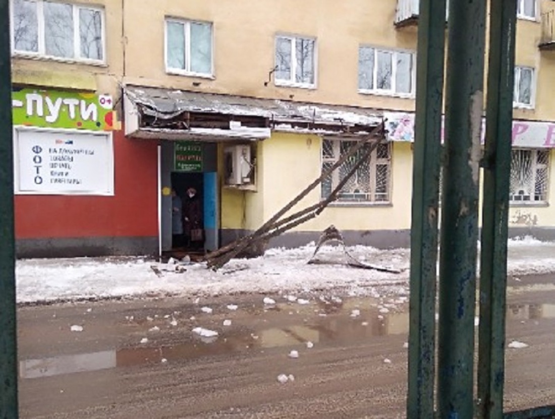 На сокольчанку обрушилась с крыши снежная куча