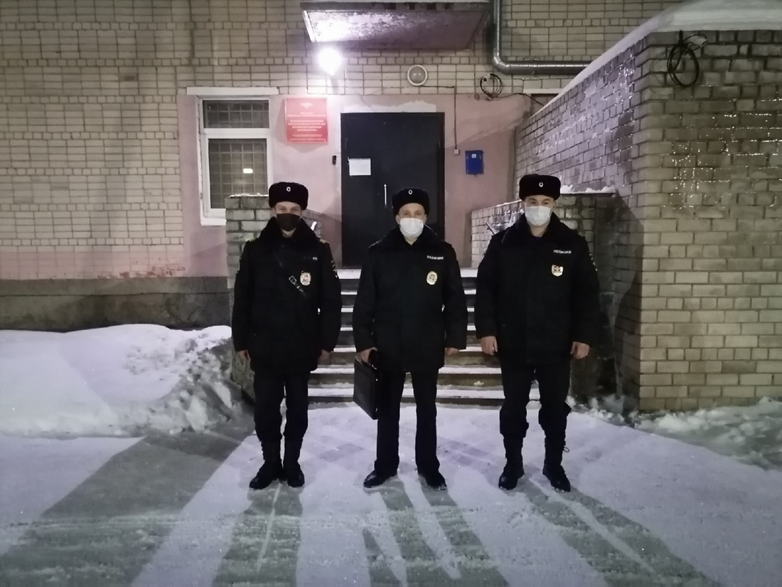 Верховажские полицейские спасли женщину и троих детей от пожара