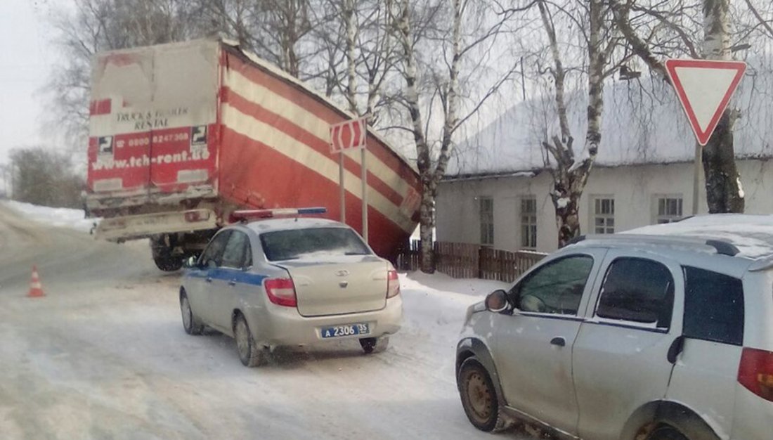 В Соколе большегруз едва не врезался в жилой дом