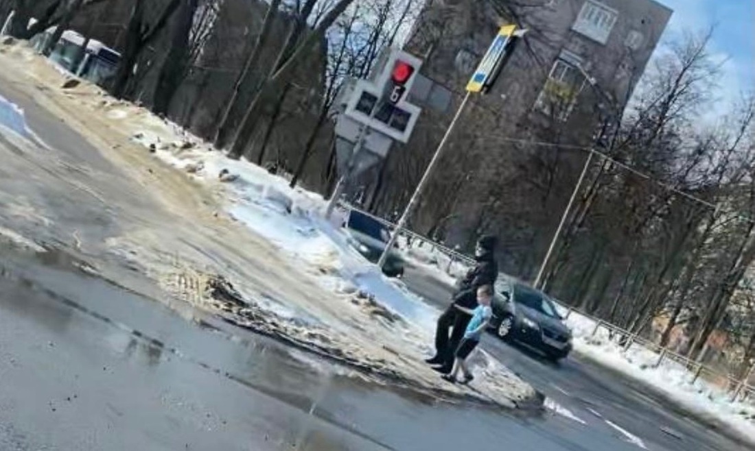 В Череповце 6-летний ребёнок сбежал из детсада в шортах и футболке