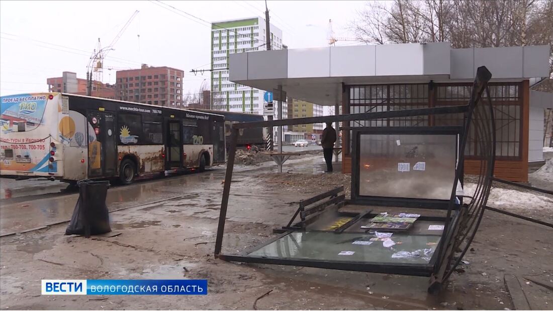 Упавшая остановка, разбитое авто и порванные провода: последствия мощного шквала в Вологде