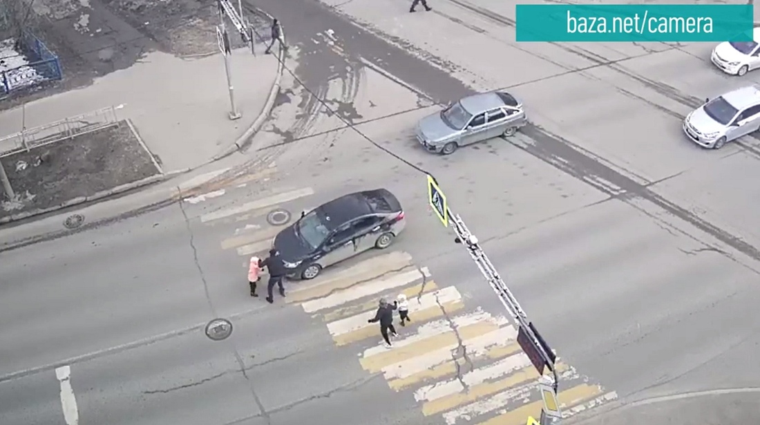 Мужчину с ребёнком чуть не сбила иномарка в центре Вологды