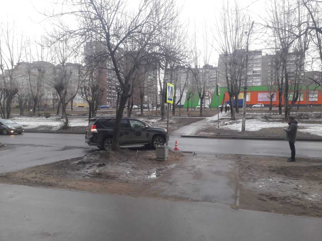 В Череповце внедорожник сбил на "зебре" 15-летнего подростка