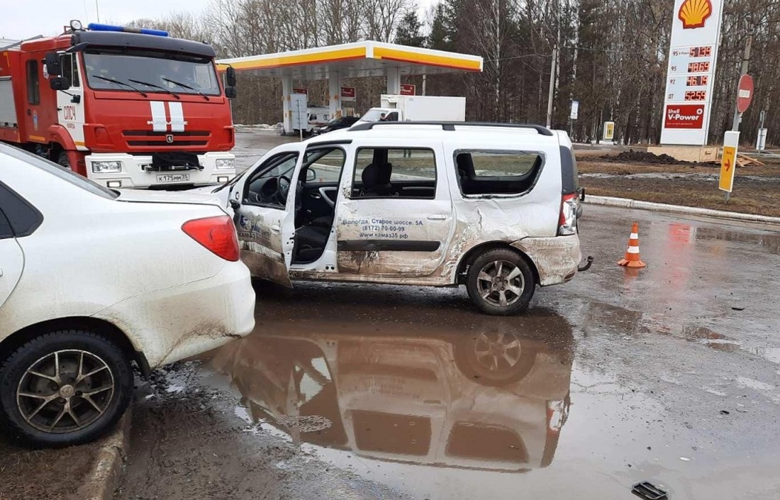 В Вологде иномарка на скорости врезалась в отечественный хэтчбек 