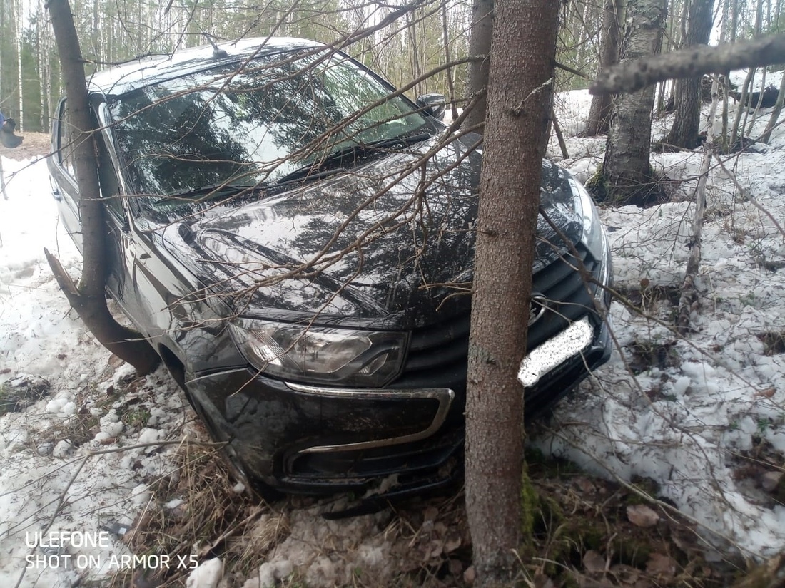 "Легковушка" на скорости вылетела в кювет на трассе Вологда - Медвежьегорск