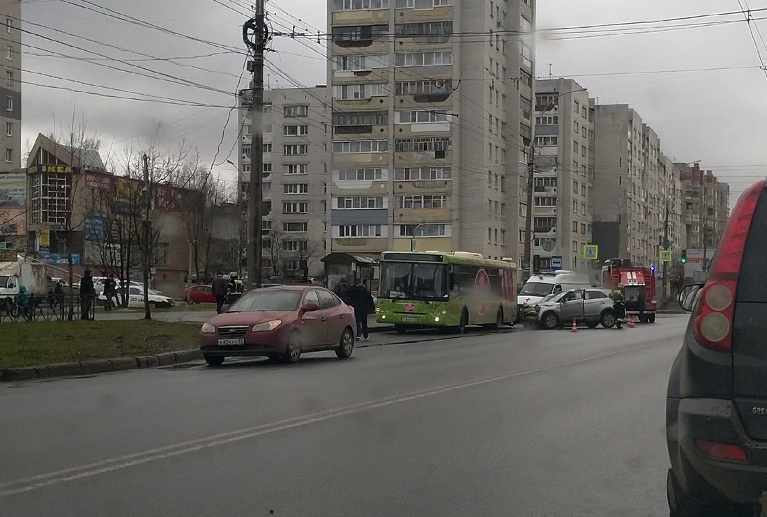 Авария с участием кроссовера произошла в Вологде