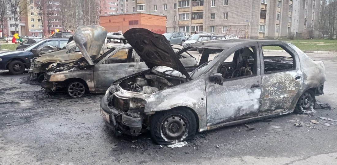 Сразу три автомобиля сгорели в одном из череповецких дворов