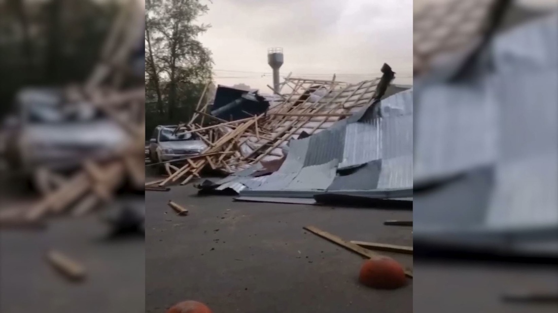 В Вологде несколько автомобилей раздавило сорвавшейся со здания крышей