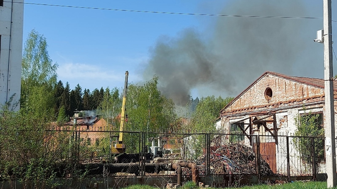 В Красавино вновь горит печально известный льнокомбинат