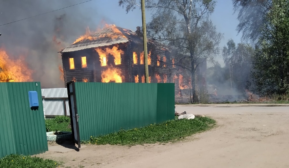 Крупный пожар охватил несколько строений в Вытегорском районе