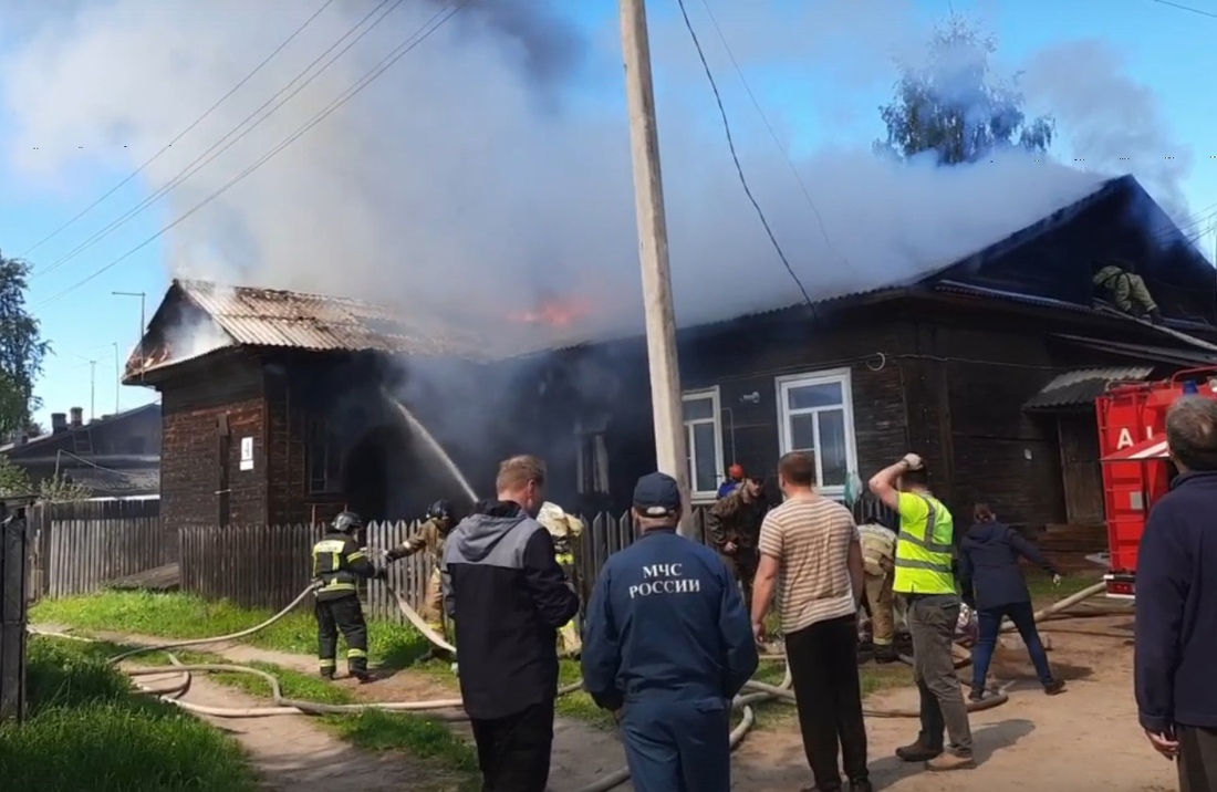 Жилой шестиквартирный дом горит в Великом Устюге