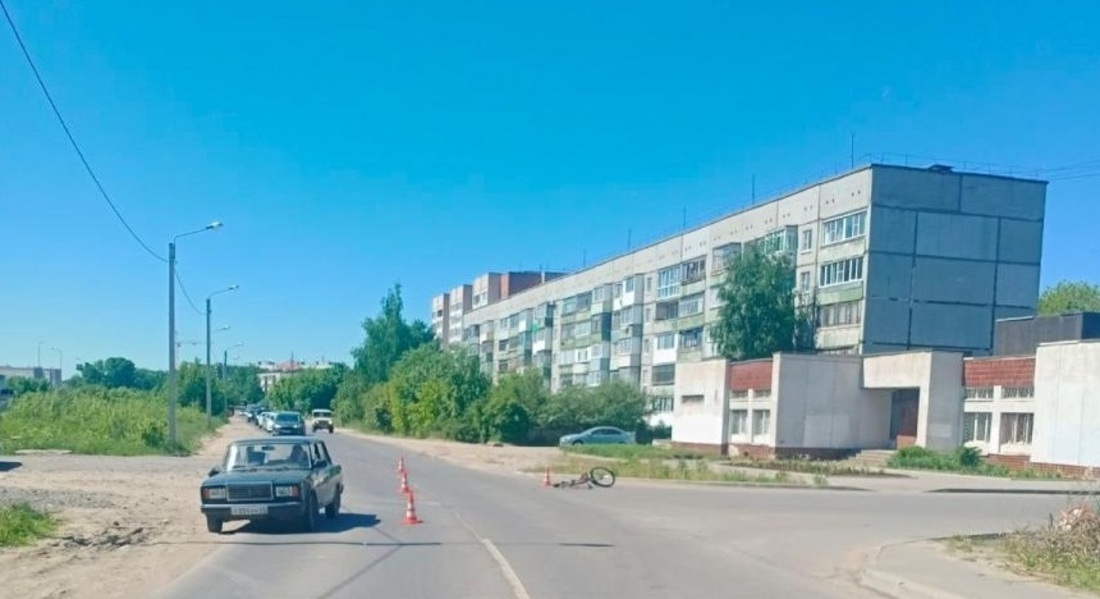 Велосипедист попал под колёса автомобиля в одном из районов Вологды
