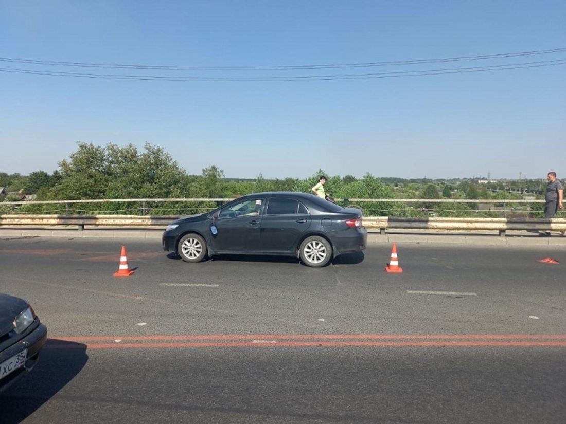 Два подростка попали под колёса иномарки в Череповце