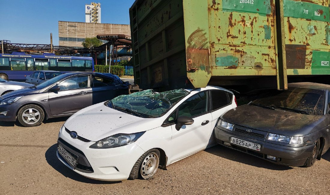 Грузовой вагон сошёл с рельс и опрокинулся на несколько автомобилей в Череповце