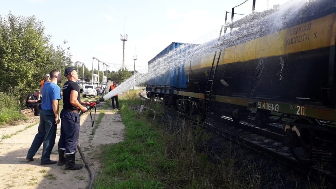 Утечка серной кислоты из цистерны товарного поезда произошла в Грязовецком районе