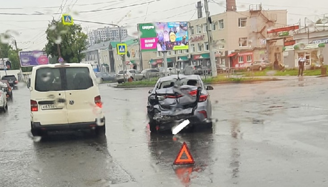 Эвакуатор врезался в иномарку в Вологде