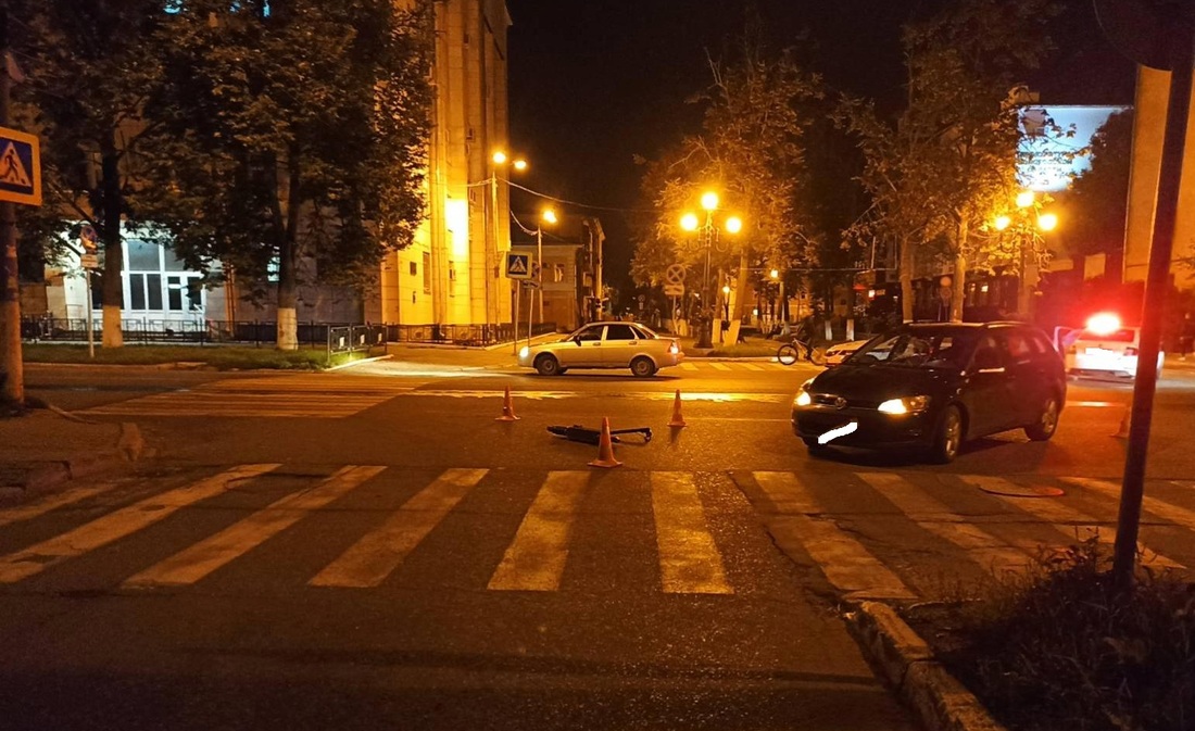 Иномарка сбила женщину на самокате в центре Вологды 