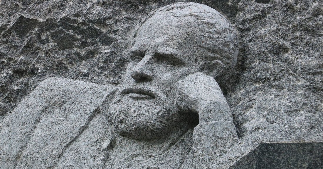 Мемориальную доску памяти писателя Василия Белова открыли в Вологде
