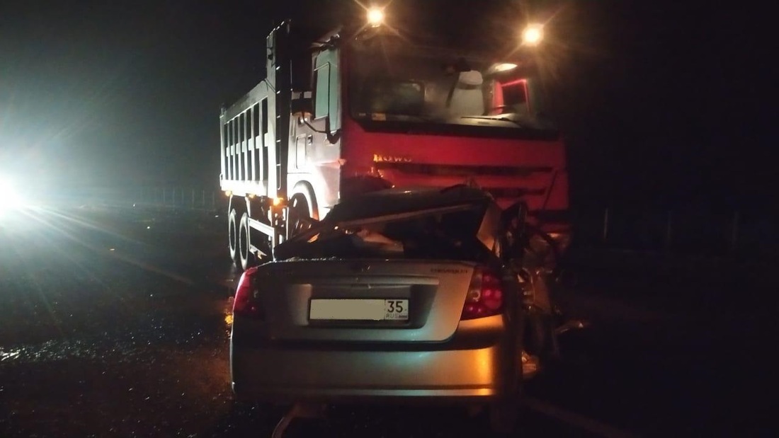 Три человека погибли в страшной аварии в Шекснинском районе