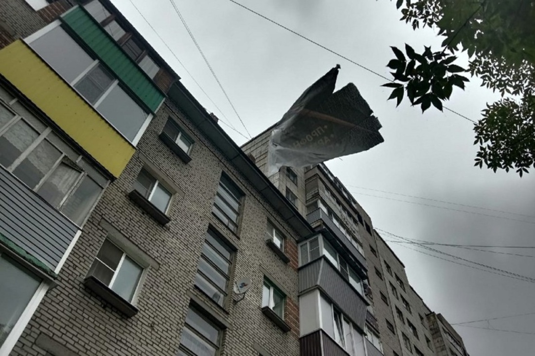 Сильный ветер сорвал огромный баннер с череповецкой многоэтажки
