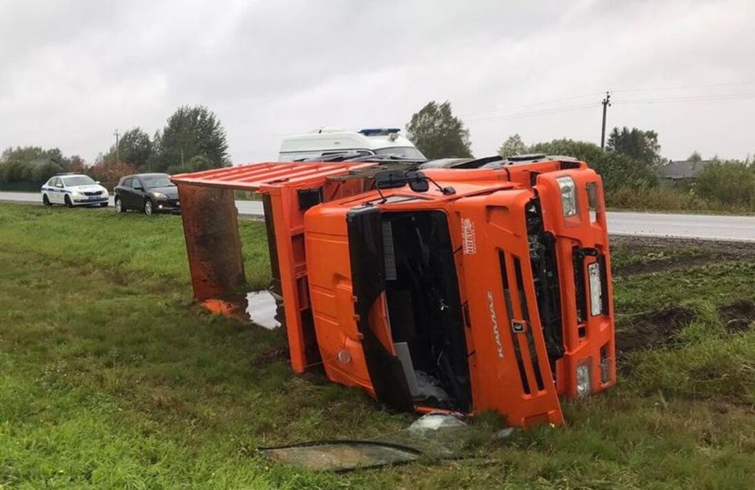 Водитель КамАЗа попал в больницу, не справившись с управлением большегруза