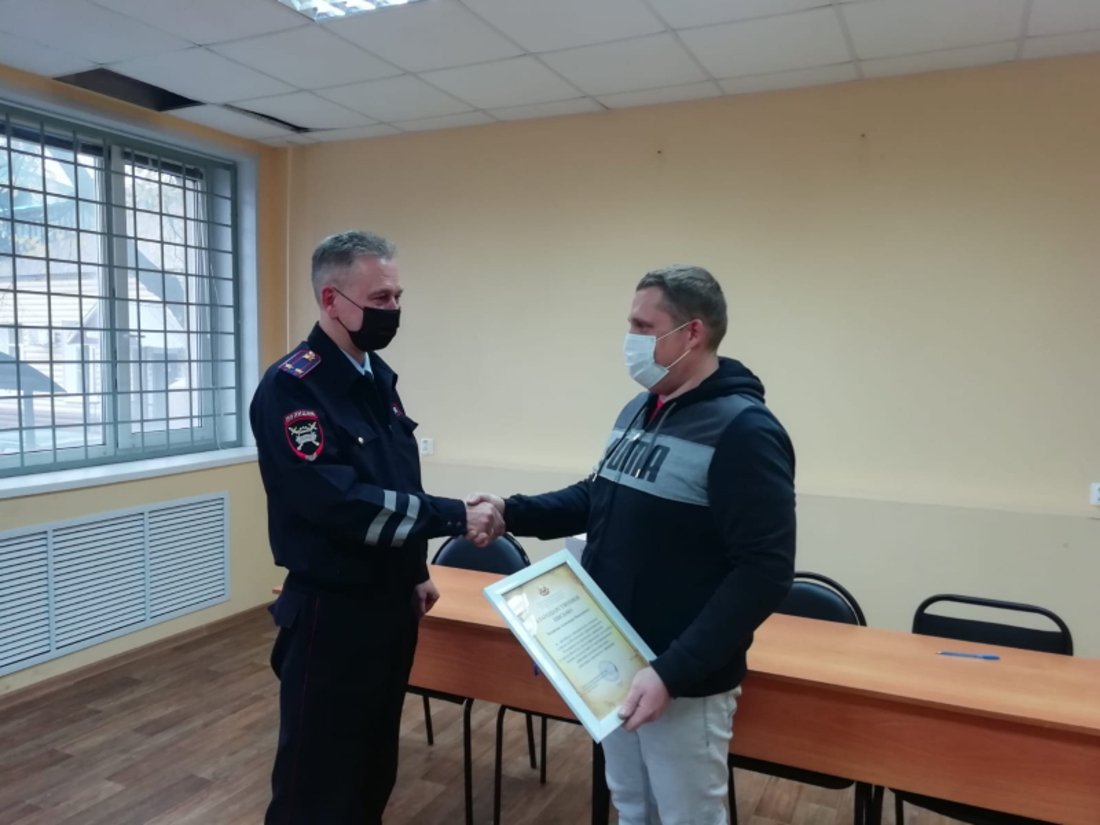 Задержавшего пьяного водителя вологжанина наградили в городской автоинспекции
