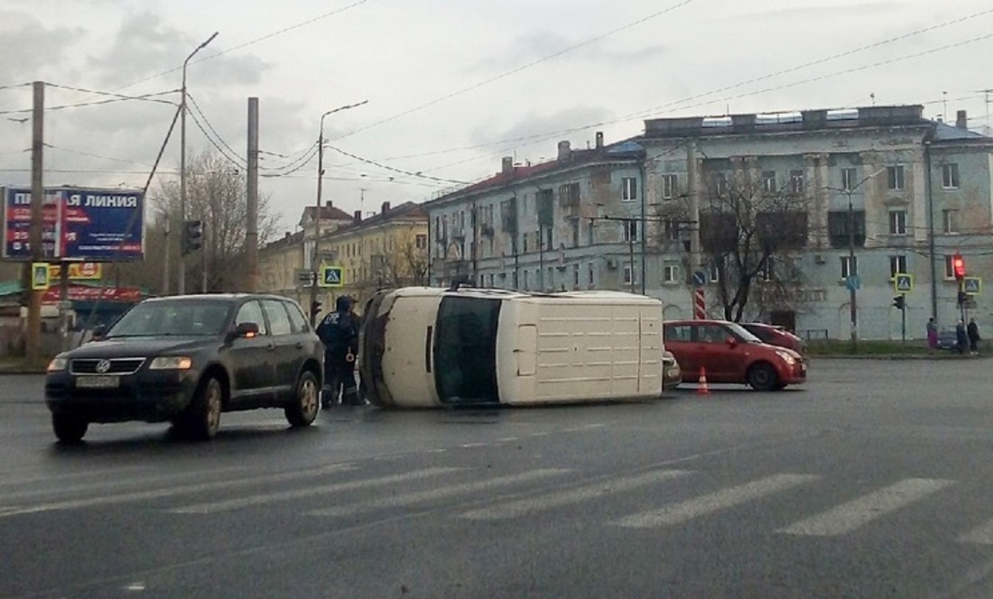 В центре Череповца «Опель» на скорости протаранил фургон