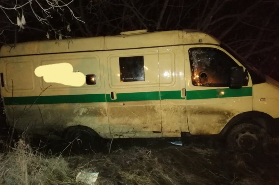 В Череповце инкассаторская машина на полном ходу врезалась в КамАЗ и вылетела в кювет