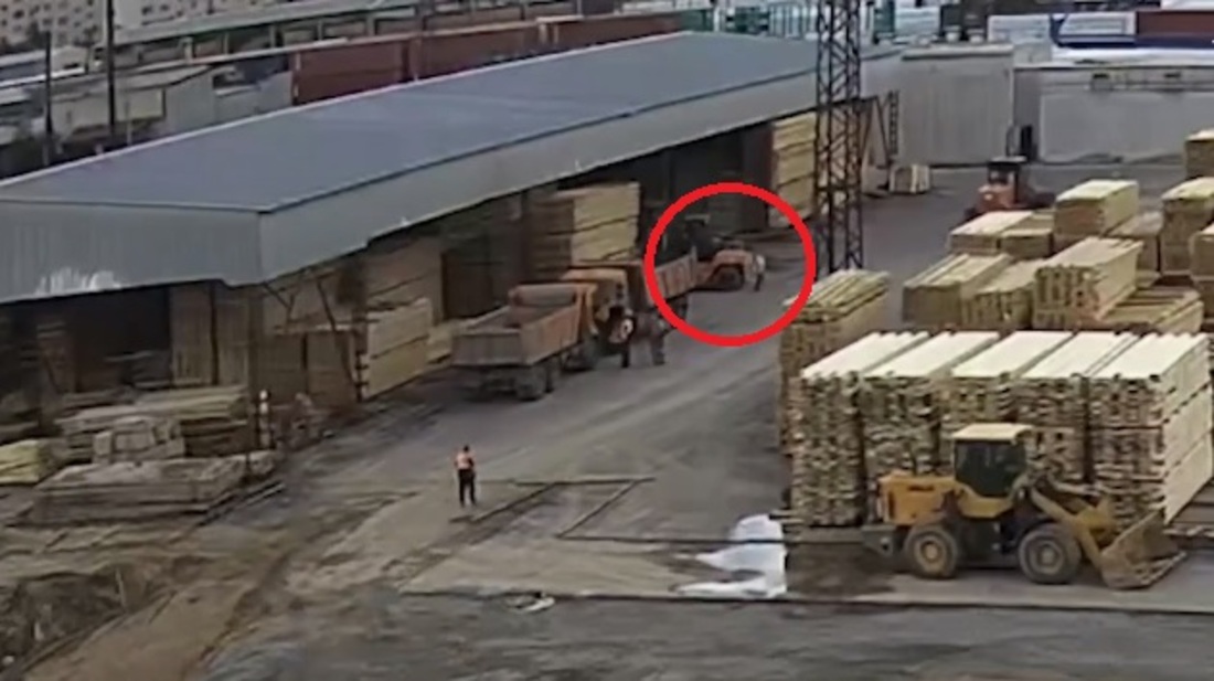 В Харовске водитель на автопогрузчике переехал напарника