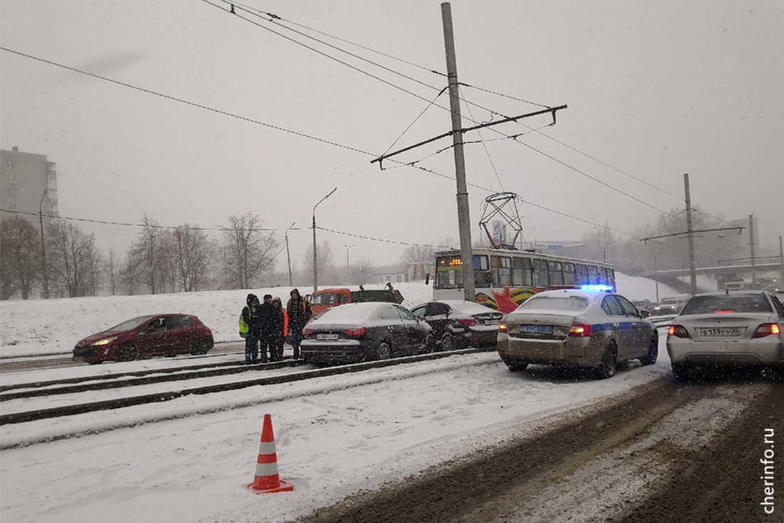 Новости череповца сегодня свежие. ДТП Череповца вчера на мосту. Автомобиль вылетел на трамвайные пути Череповец. Трамваи столкнулись зимой в Череповце.