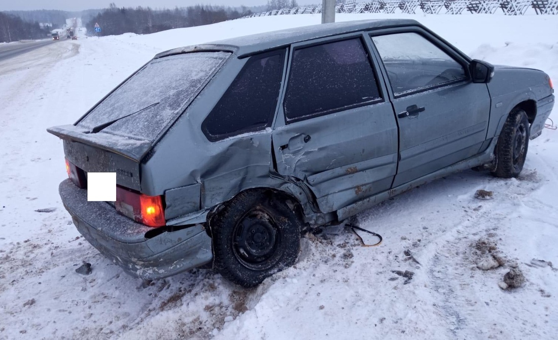 В лобовом ДТП под Вологдой пострадали 2 человека, среди них маленький ребёнок