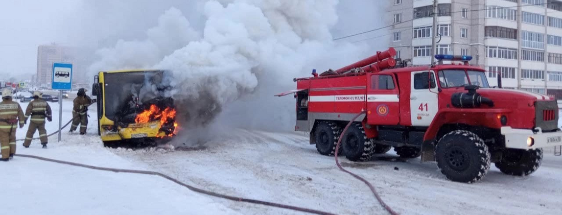 Пассажирский автобус загорелся на остановке в Вологде