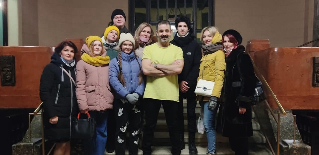 Известный российский актёр Дмитрий Певцов сводил вологодских школьников в Ленком