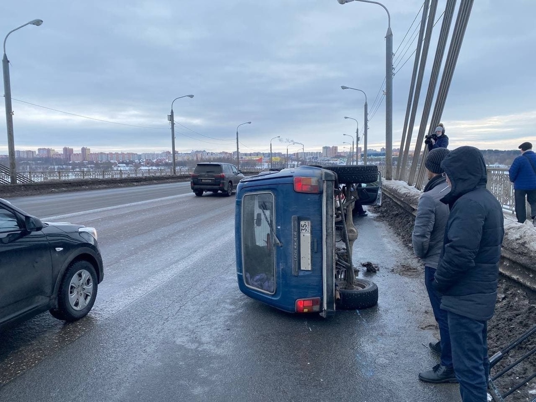 Нива» опрокинулась на Октябрьском мосту в Череповце